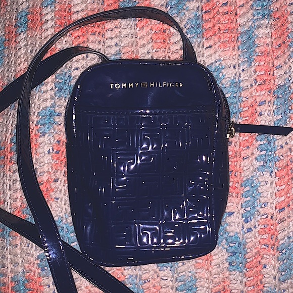 Navy Blue Tommy Hilfiger purse, only used a few times, still in good condition! - Picture 1 of 3
